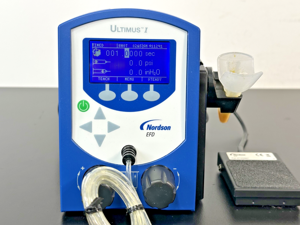 Nordson EFD Ultimus I Fluid Dispenser with Foot Pedal & Accessories Working1
