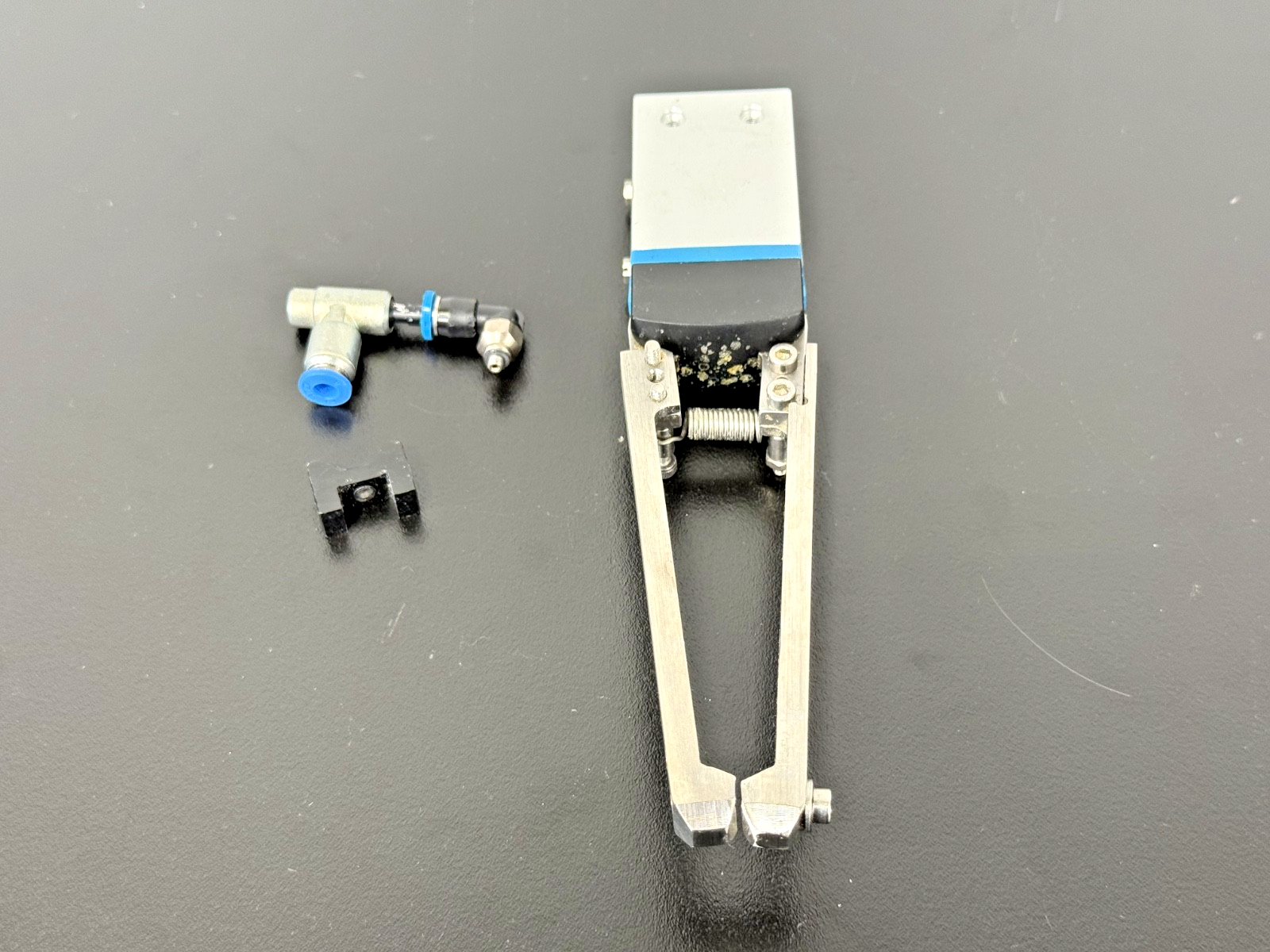 Festo DHWS 16 A NC Pneumatic Parallel Gripper 1310179 8 Bar w/ Fittings1