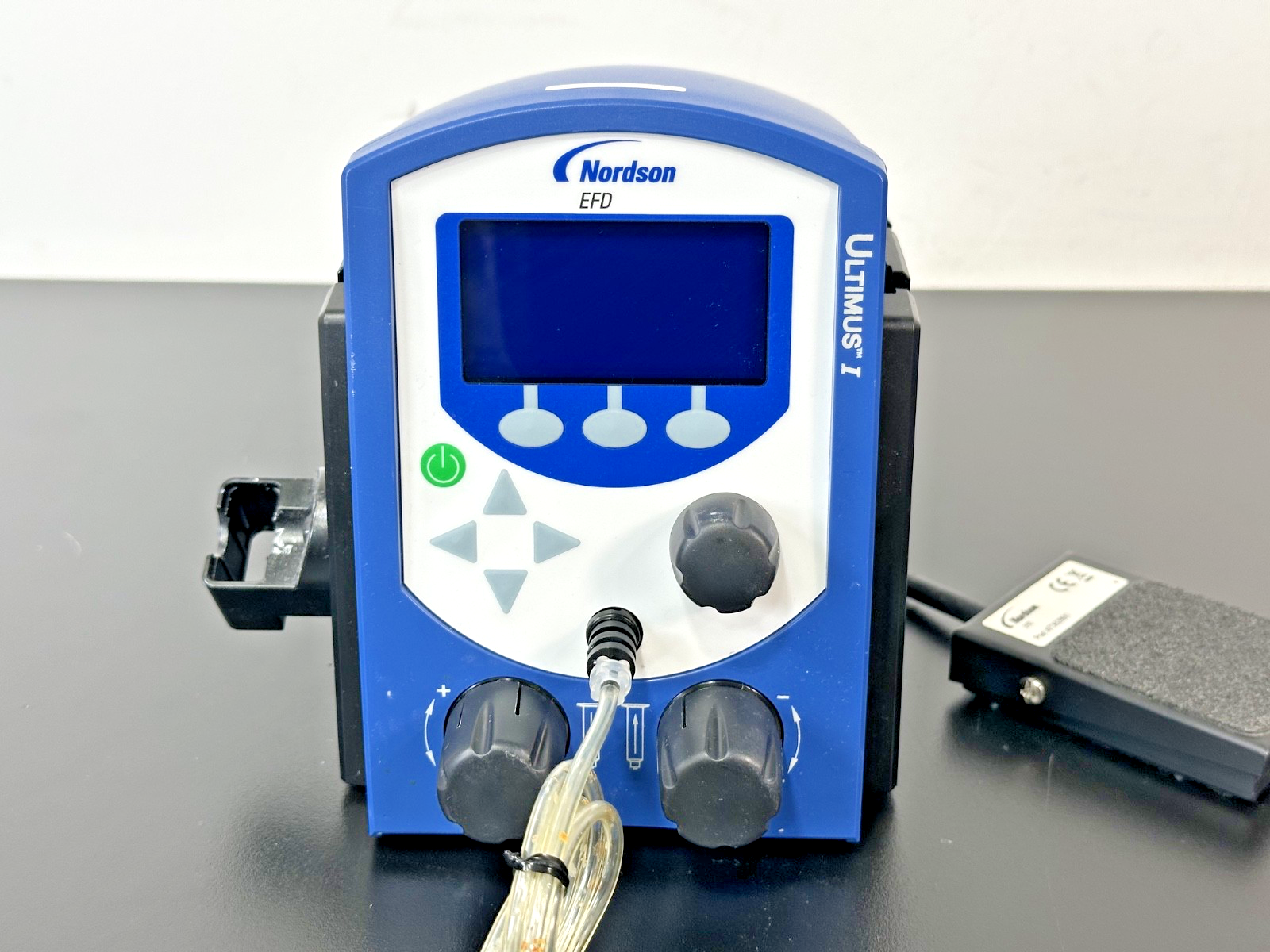 Nordson EFD Ultimus I Fluid Dispenser with Foot Pedal & Accessories Working1