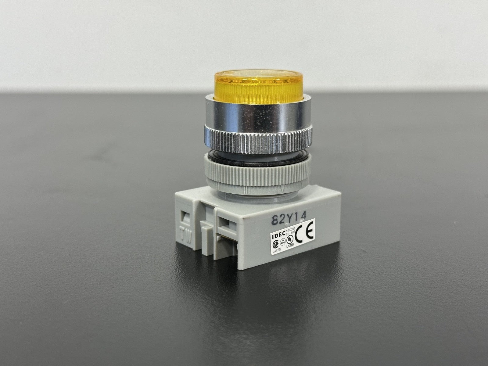 IDEC APW N29 Amber Yellow 22mm Pilot Indicator Light Lamp2