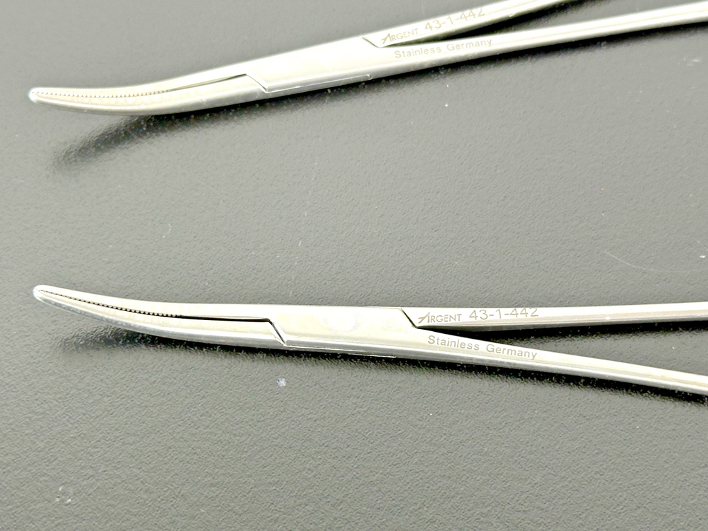 Lot of 2 Argent 43 1 442 Curved Stainless Steel Locking Forceps2