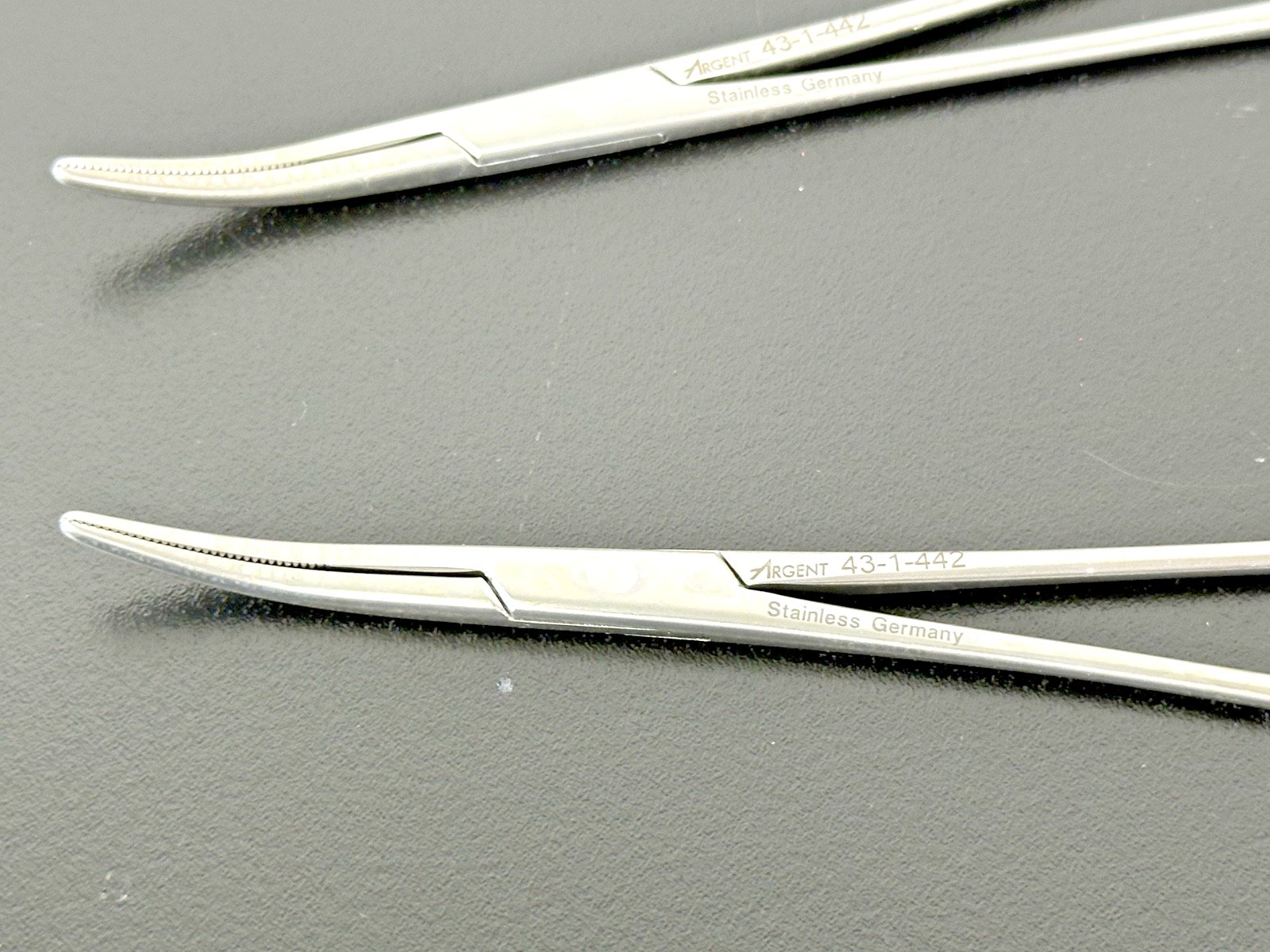 Lot of 2 Argent 43 1 442 Curved Stainless Steel Locking Forceps2