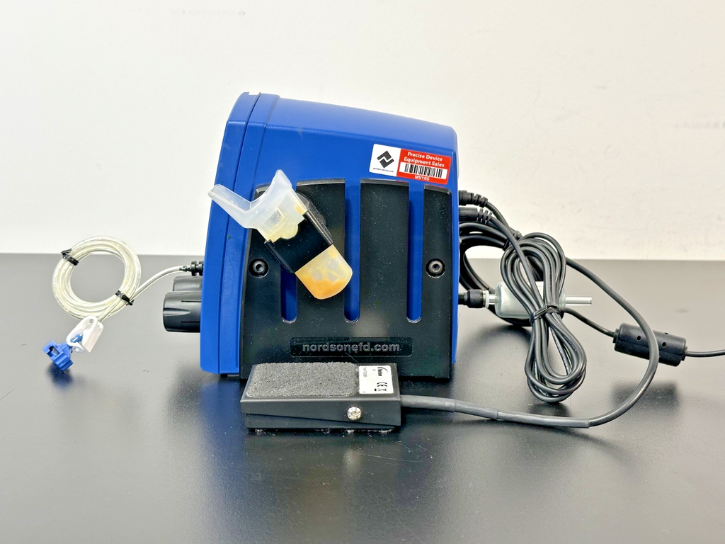 Nordson EFD Ultimus I Fluid Dispenser with Foot Pedal & Accessories Working4