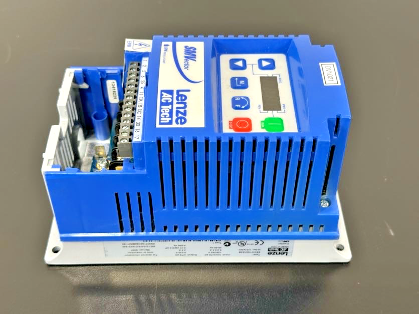 Lenze AC Tech ESV371N01SXB SMVector 0.5HP Variable Frequency Drive VFD Used1
