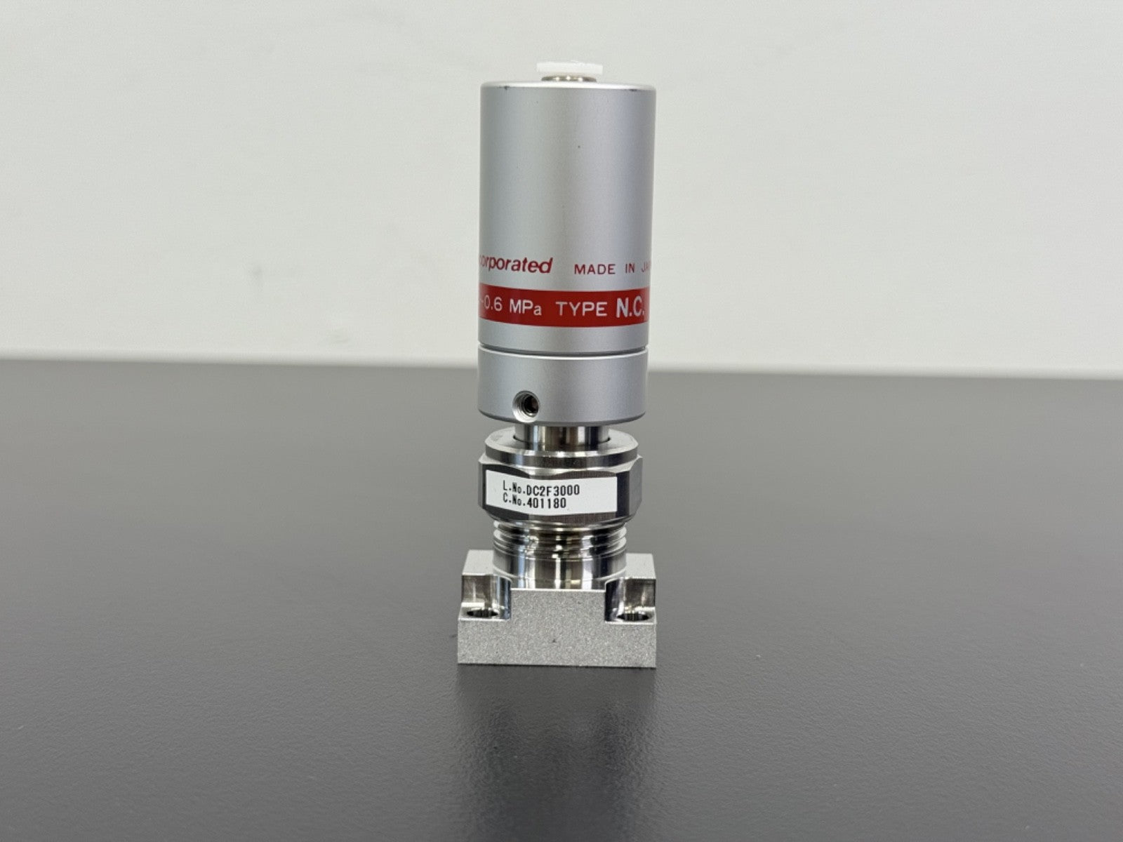 Fujikin DC2F3000 Gas Pressure Regulator Valve Type N.C. 0.6MPa Made in Japan0