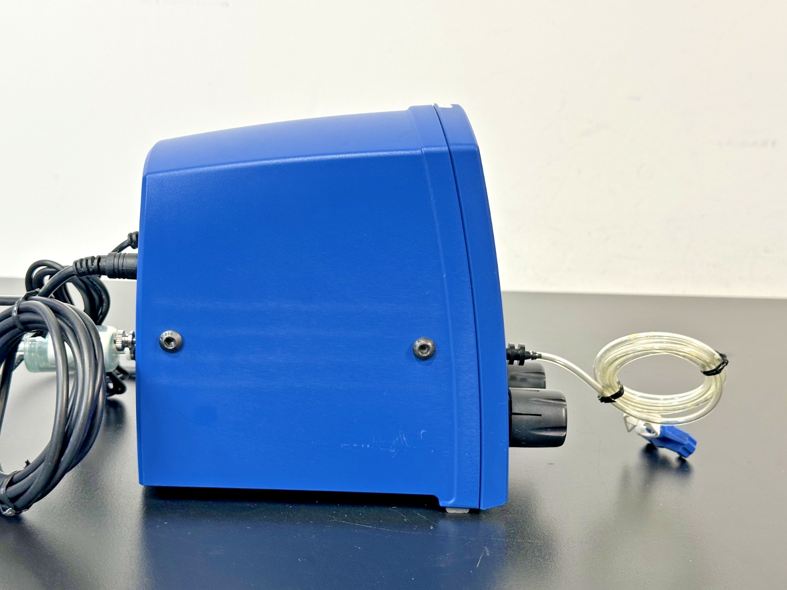Nordson EFD Ultimus I Fluid Dispenser with Foot Pedal & Accessories Working3