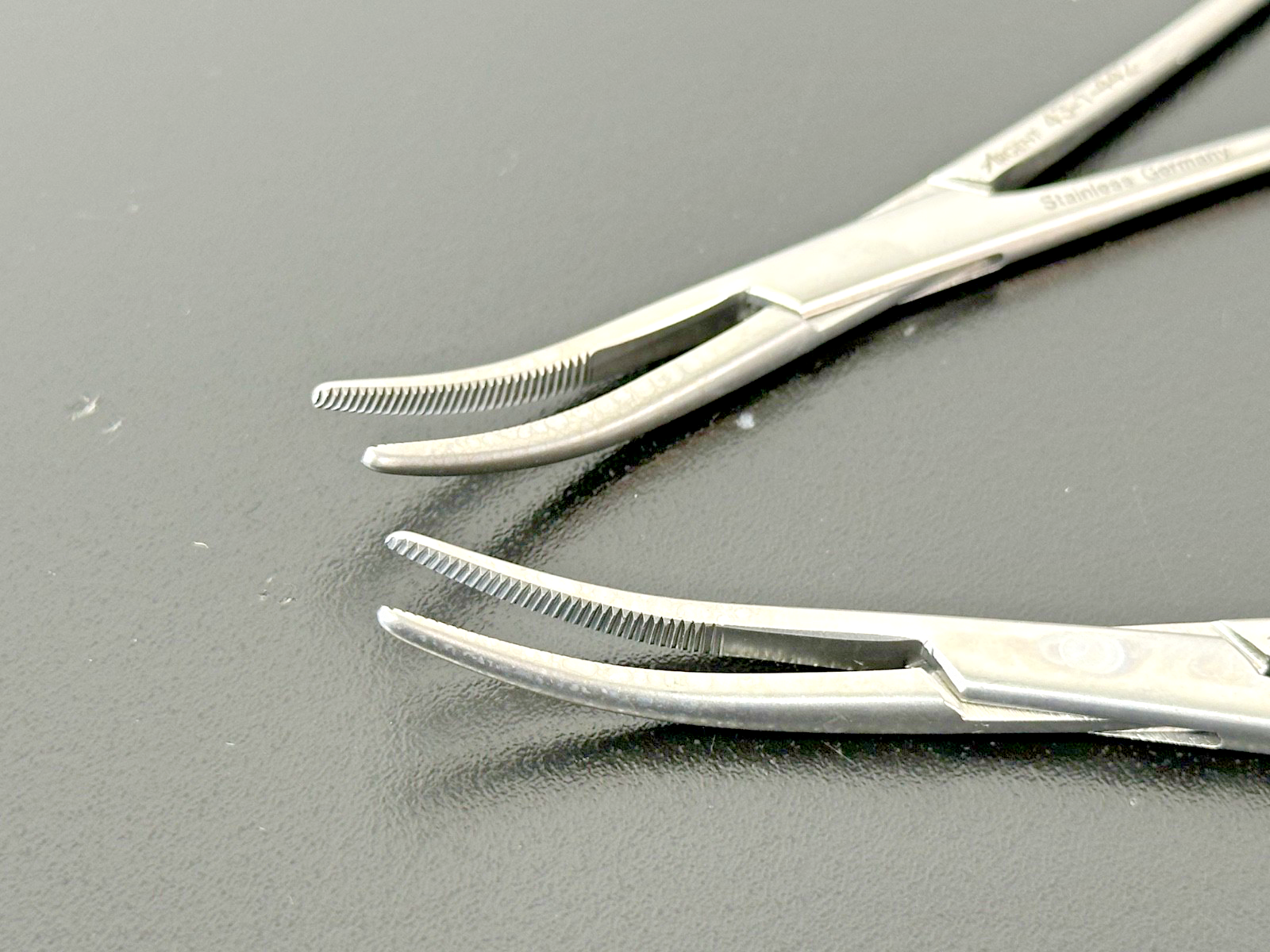 Lot of 2 Argent 43 1 442 Curved Stainless Steel Locking Forceps4