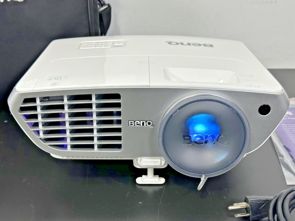 BenQ W1060 1080p DLP Home Theater Projector 2000 Lumens w/ Case Working2