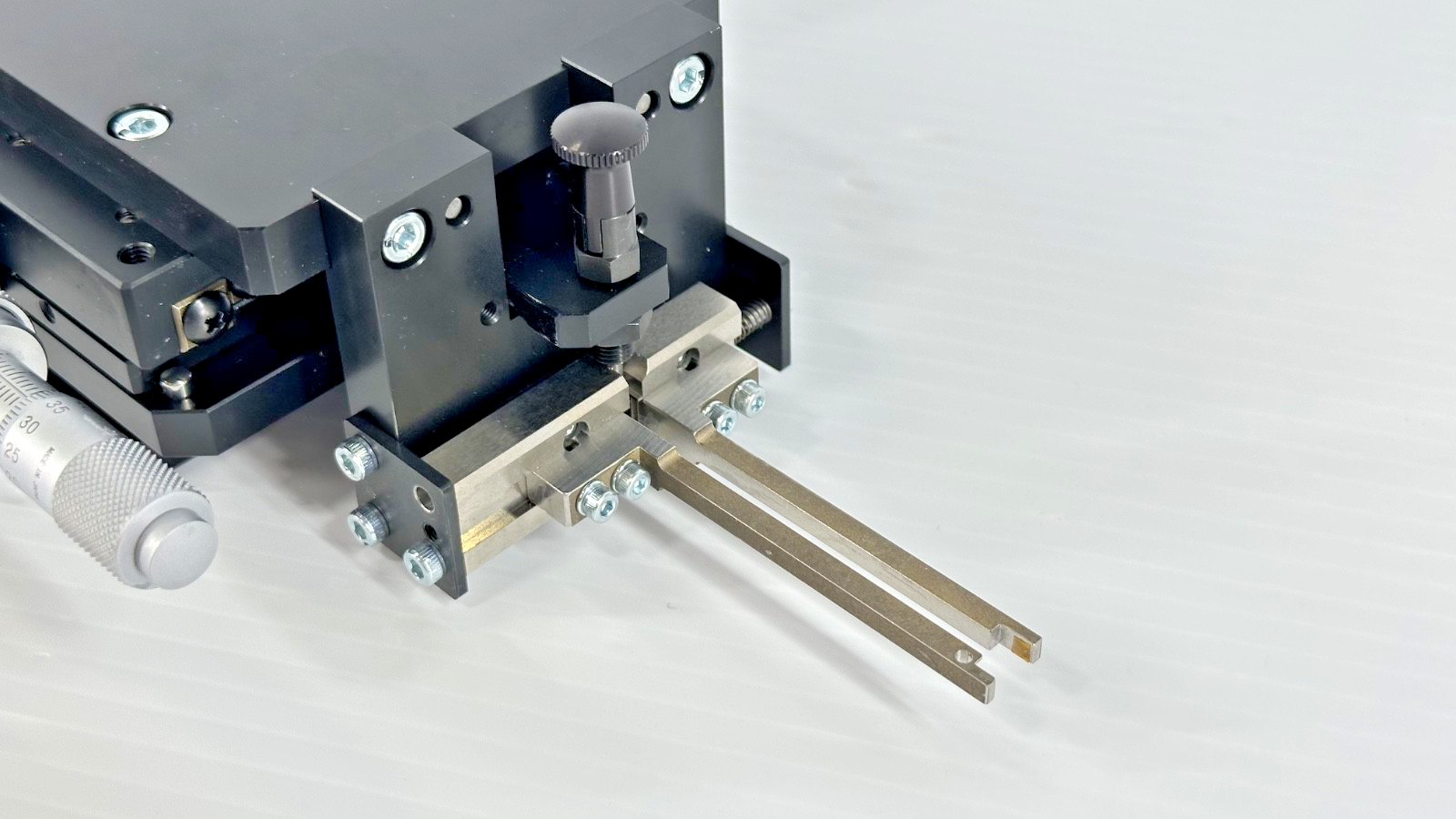 Suruga Seiki B11 100D Manual X Axis Cross Roller Precision Stage Assembly3