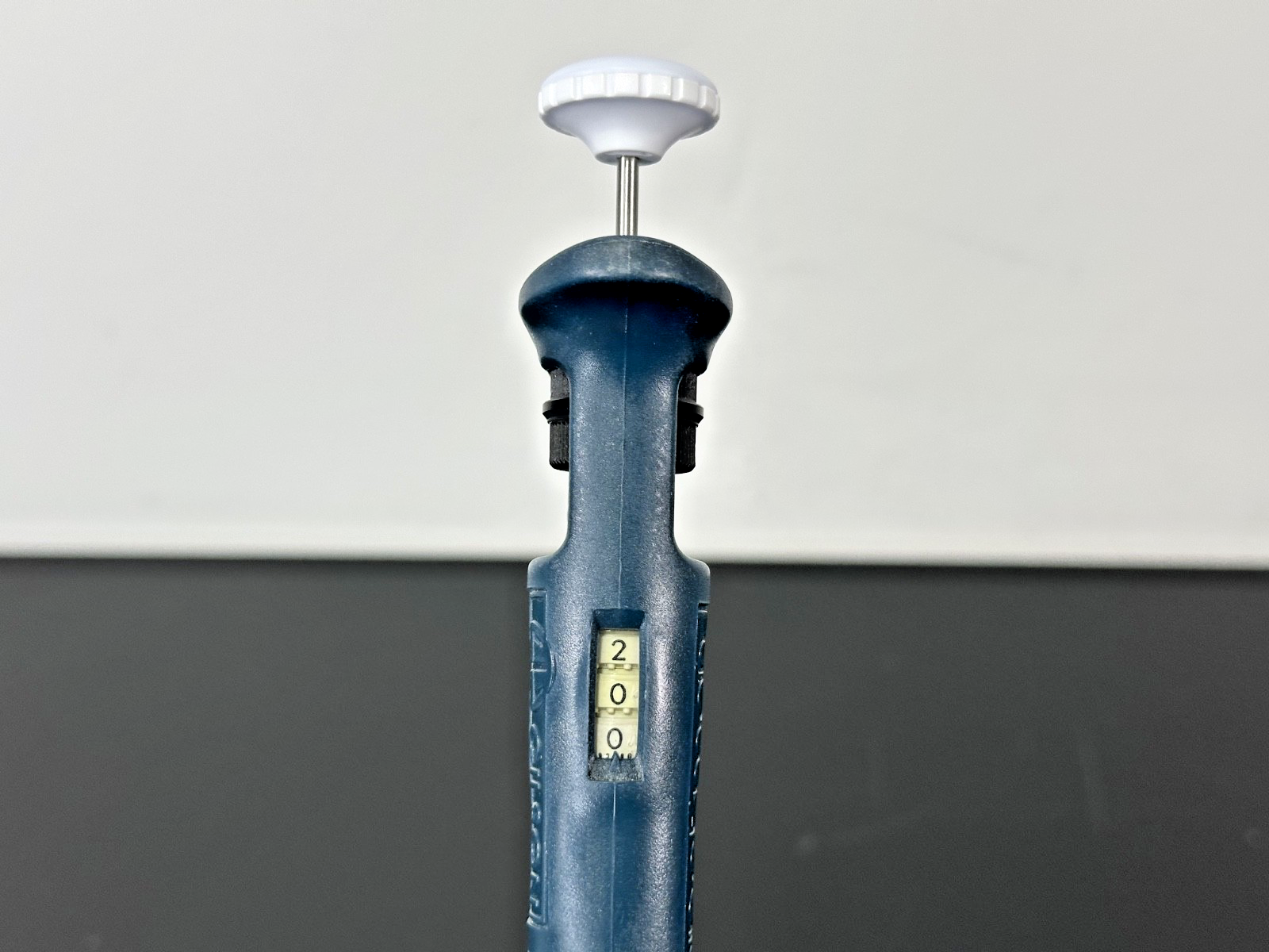 Gilson Pipetman P200 Adjustable Single Channel Pipette 50 200µL5